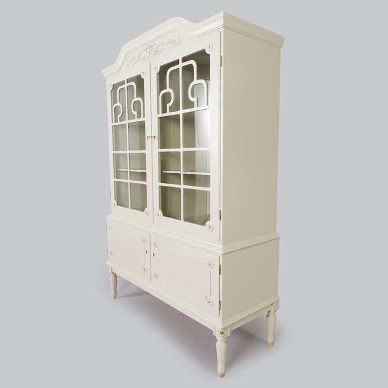 Matsalsskåp, gustaviansk stil, 1900-talets andra hälft.