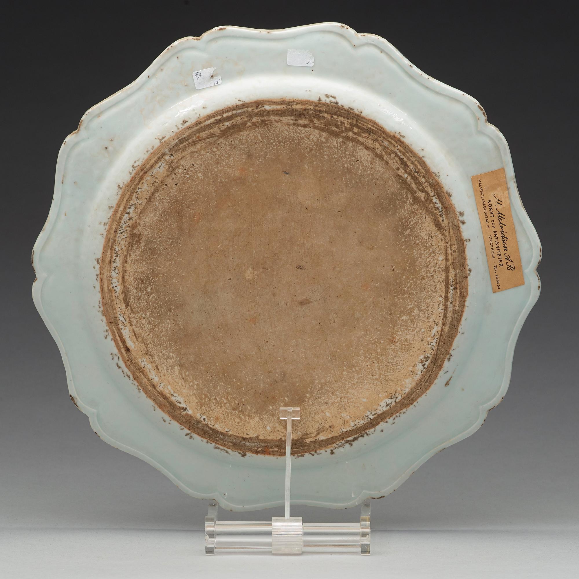 A famille rose serving dish, Qing dynastin, Qianlong (1736-95).