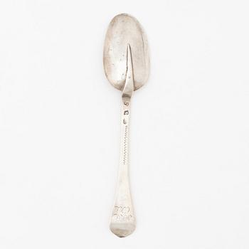 Ferdinand Sehl d ä, råttsvanssked, silver, Stockholm 1727.