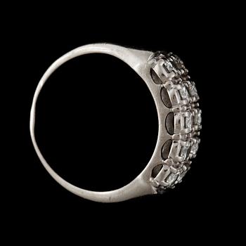 RING, 14k vitguld med briljantslipade diamanter tot ca1,00ct. 2000-tal. Vikt 5,4g.