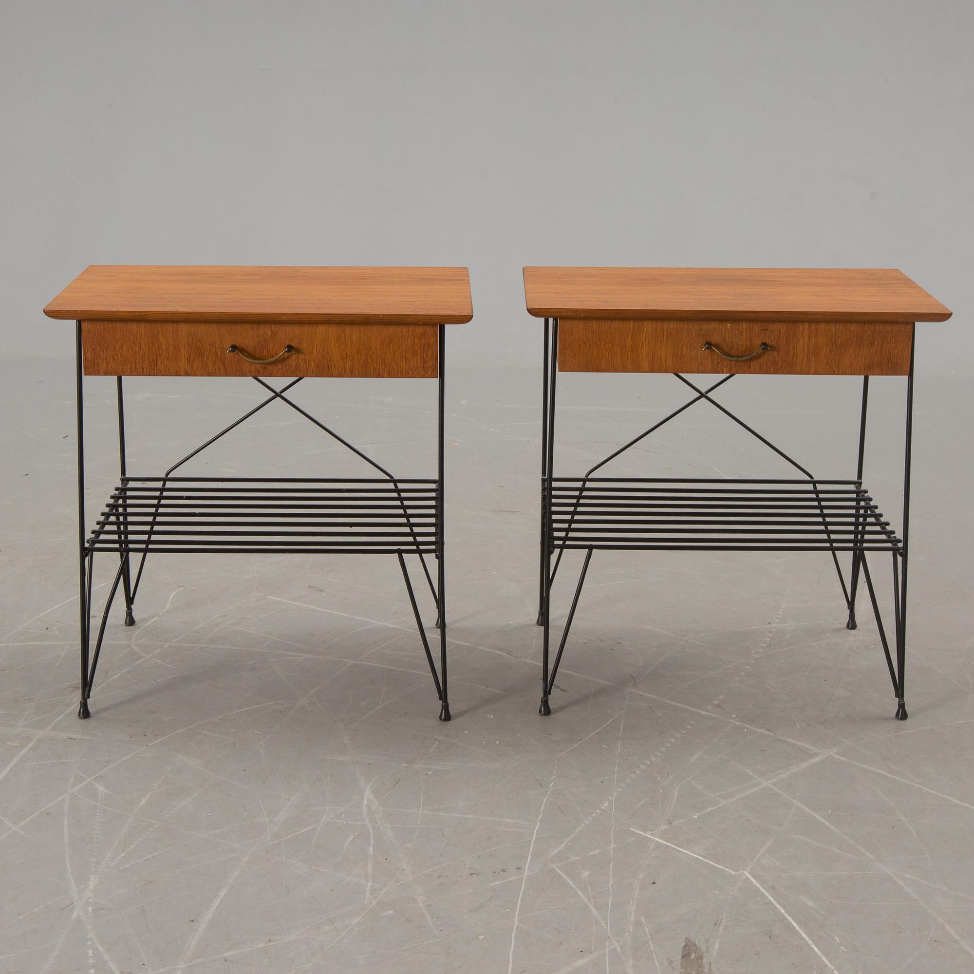 SÄNGBORD/SIDOBORD, ett par, sting-typ, 1900-talets mitt.