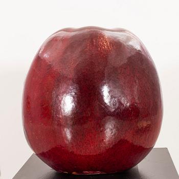 ULLA & GUSTAV KRAITZ, a glazed stoneware sculpture of an apple, Fogdarp, Förslöv, Sweden 2005.