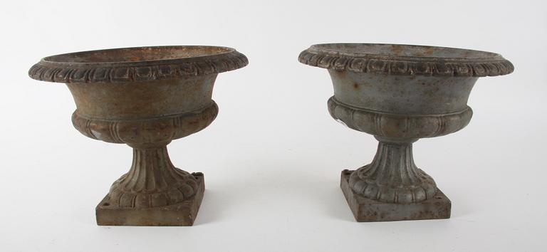 TRÄDGÅRDSURNOR, ett par, gjutjärn, Skoglund & Olson.