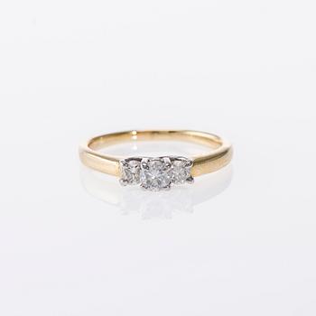 RING, 14K guld, 3 diamanter, totalt 0,42 ct. Vikt 2,9 g.