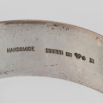 ARMRING, silver med smaragdslipad rökkvarts, Gussi, Malmö, 1965. Vikt 41,6 gram.