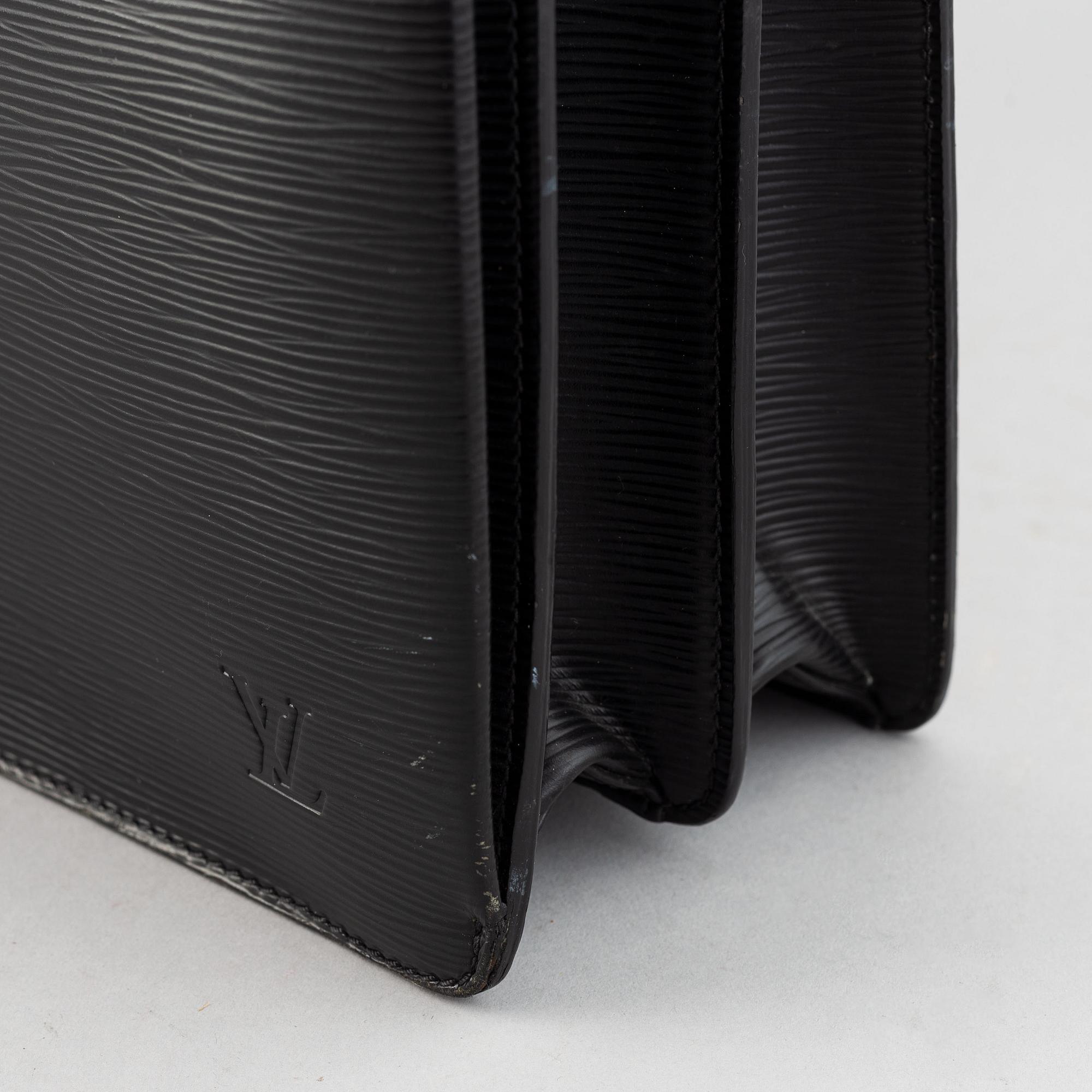 Louis Vuitton, a 'Neo Robusto' briefcase.
