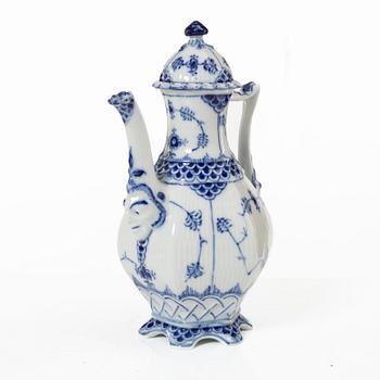 Royal Copenhagen, kaffekanna, porslin, "Musselmalet", helblond.