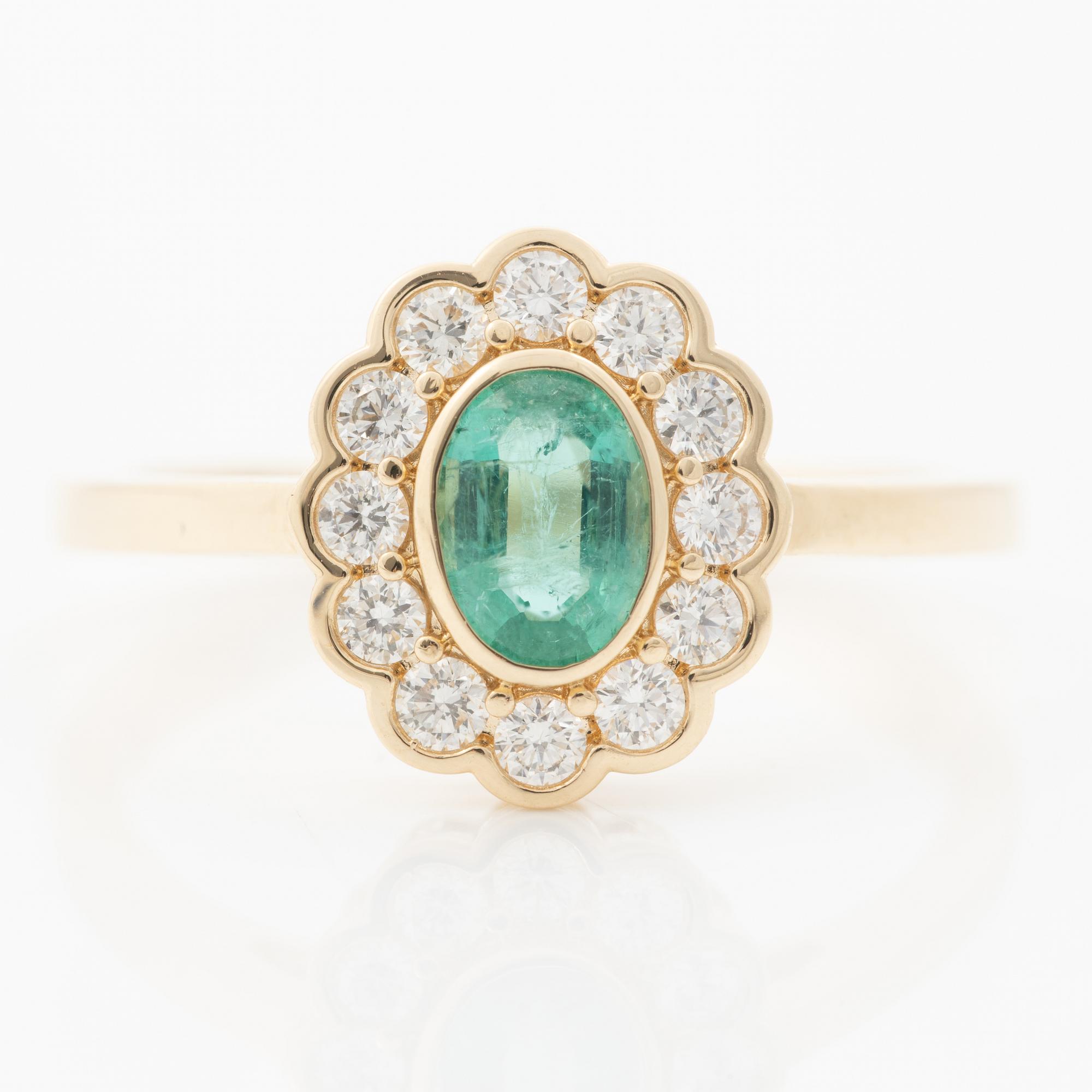 Carmósé ring, 14K gold with emerald and brilliant-cut diamonds.