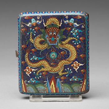 CIGARETTETUI, cloisonné. Kina, tidigt 1900-tal. Otydliga mästarstämplar.