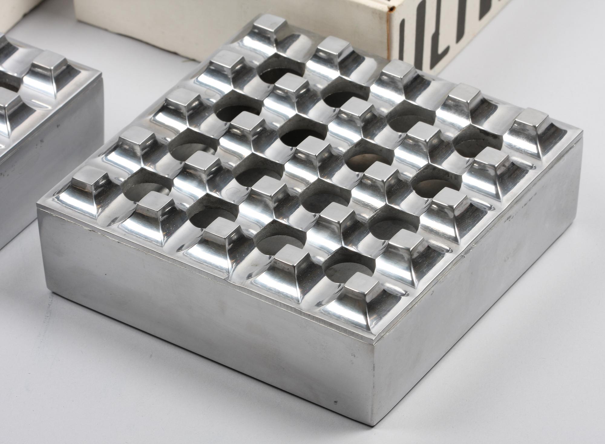 ASKKOPPAR, 2 st metall, "Ultima", Design: B. Ljungberg & H. Bäckström.