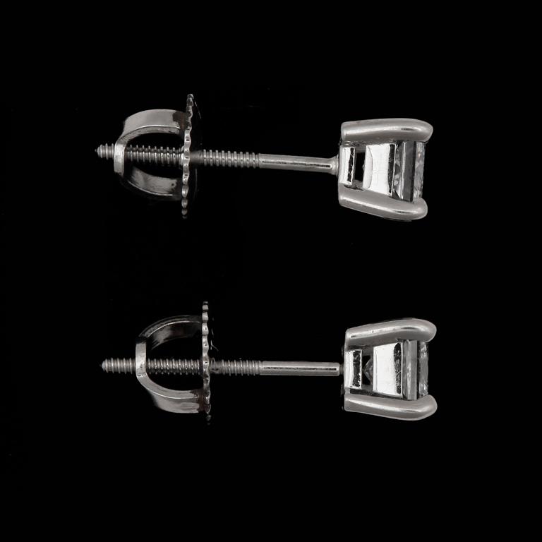 ÖRHÄNGEN, ett par, platina med princesslipade diamanter tot ca 0,80ct. 2000-tal. 2 Certifikat GIA medföljer.