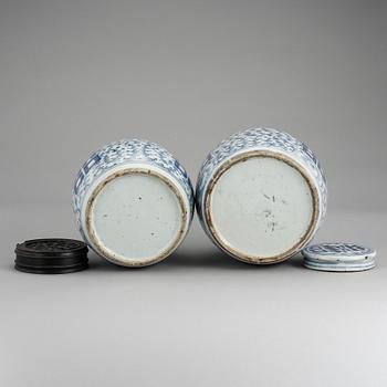 BOJANER MED LOCK, 2 stycken, porslin, Kina, 1800-tal.