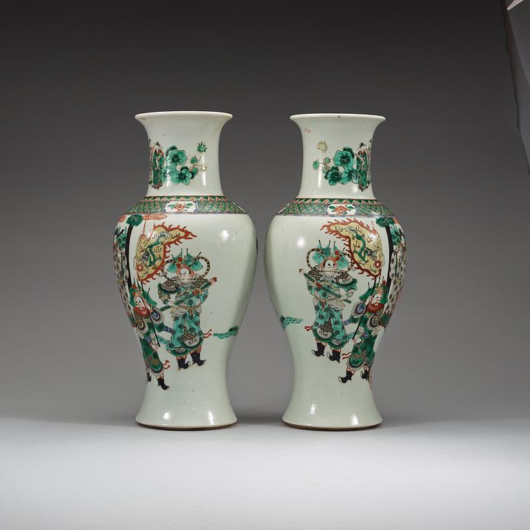 A pair of famille verte vases, late Qing dynsty (1662-1912).