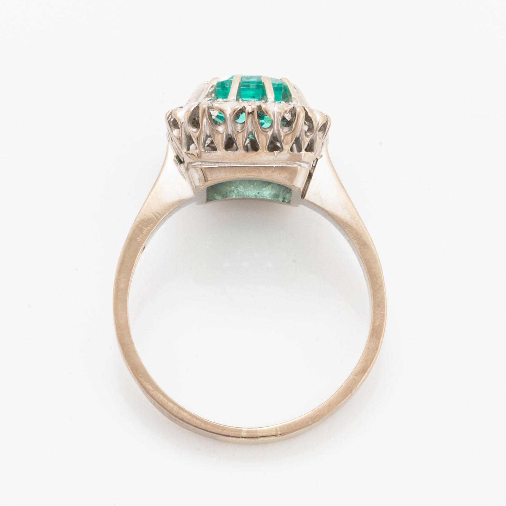 Ring 18K vitguld med en fasettslipad smaragd.