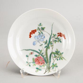 TALLRIKAR, 3 st, porslin, Kina, 1900-tal.