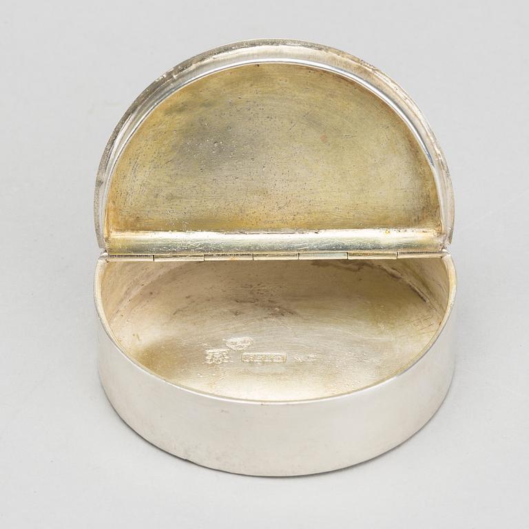 A Swedish 19th century silver box with lid mark of Jonas Elg Västerås 1804, 6,5 x 2 cm, weight 99 gr.