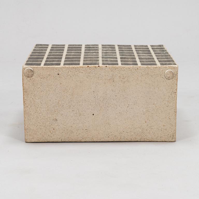 Minni Lukander, A sculpture /urn signed Minni 1984 Arabia.