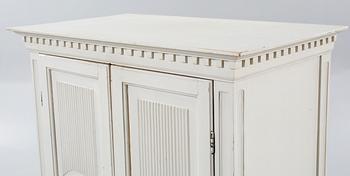 SKÅP, gustaviansk stil, E. Östman & Son Möbeltillverkning, Skövde, 1900-talets första hälft.