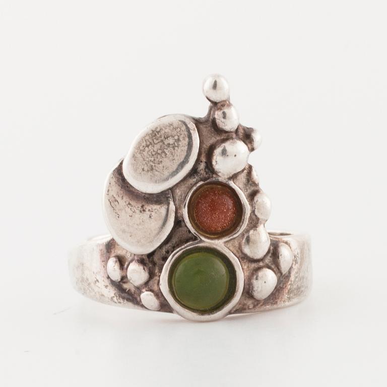 VALDRES SÖLVSMIDE, Norge, armring, hänge samt ring med solsten och nefrit.