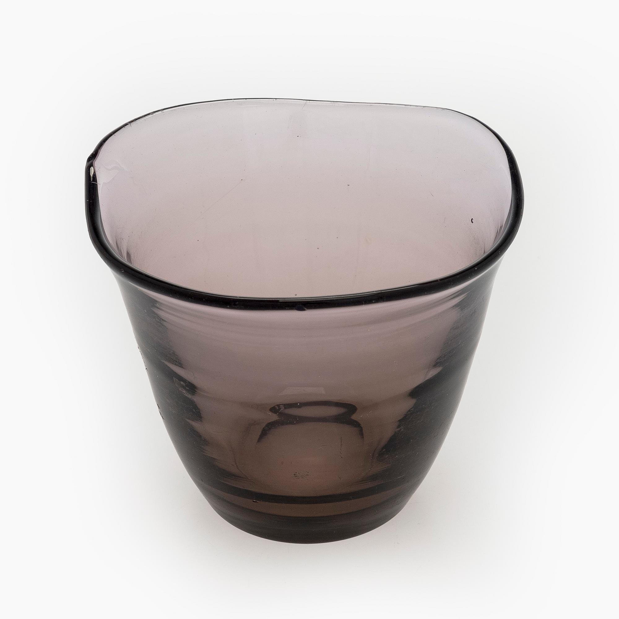 Gunnel Nyman, skål, modell 38 / 11123, signerad Gunnel Nyman Riihimäen Lasi Oy. Formgiven 1938.