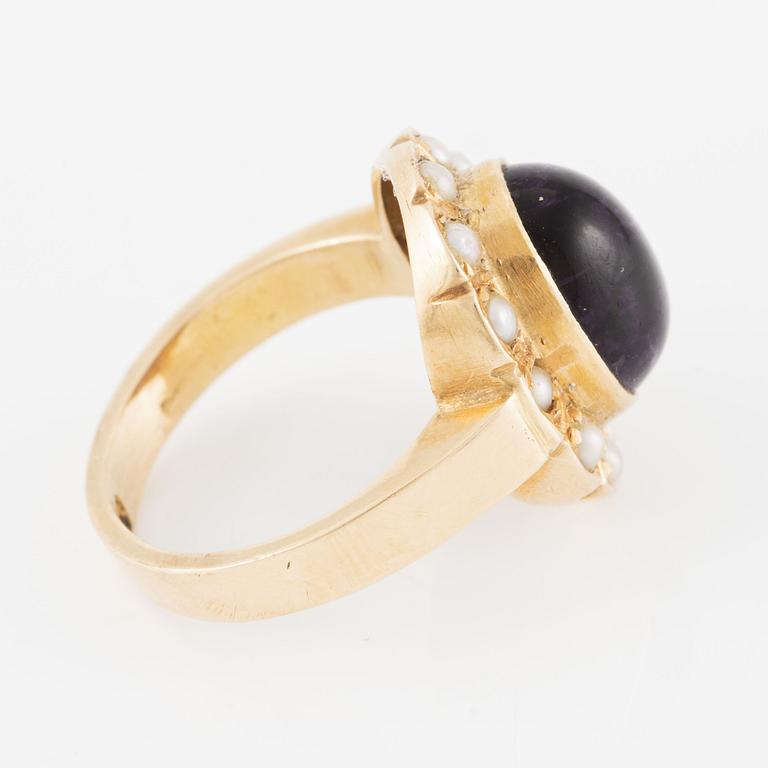 Ring, 18K gold with cabochon-cut amethyst and small pearls.