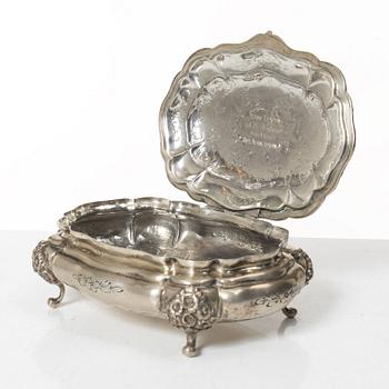 A Rococo style silver box, Argentina, 20th Century.