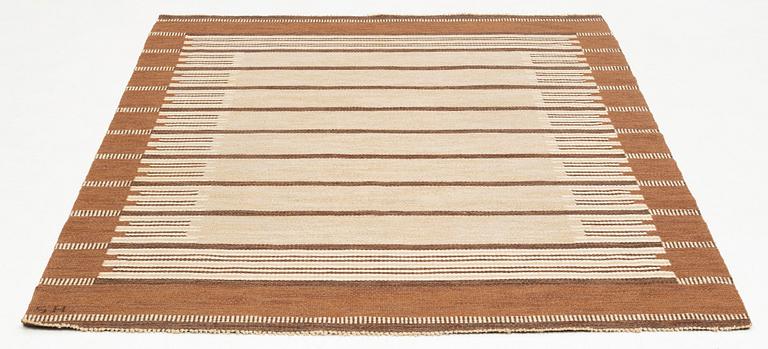 A carpet, flat weave and tapestry weave, signed SH (Svensk hemslöjd) 229 x 154 cm.