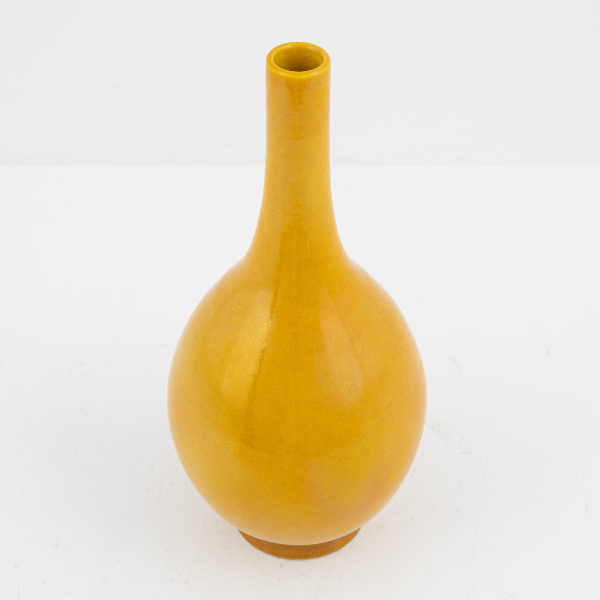 An early 20th century vase, China.