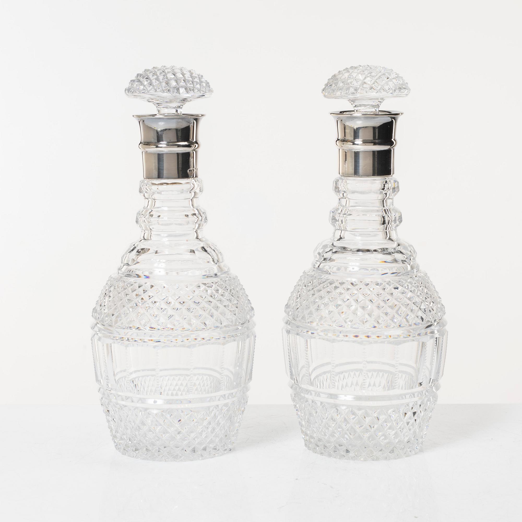 Karaffer med propp, ett par, glas, England/Irland 1800-tal med senare silverskoning.