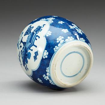 KRUKA, porslin. Qing dynastin, Kangxi (1662-1722).