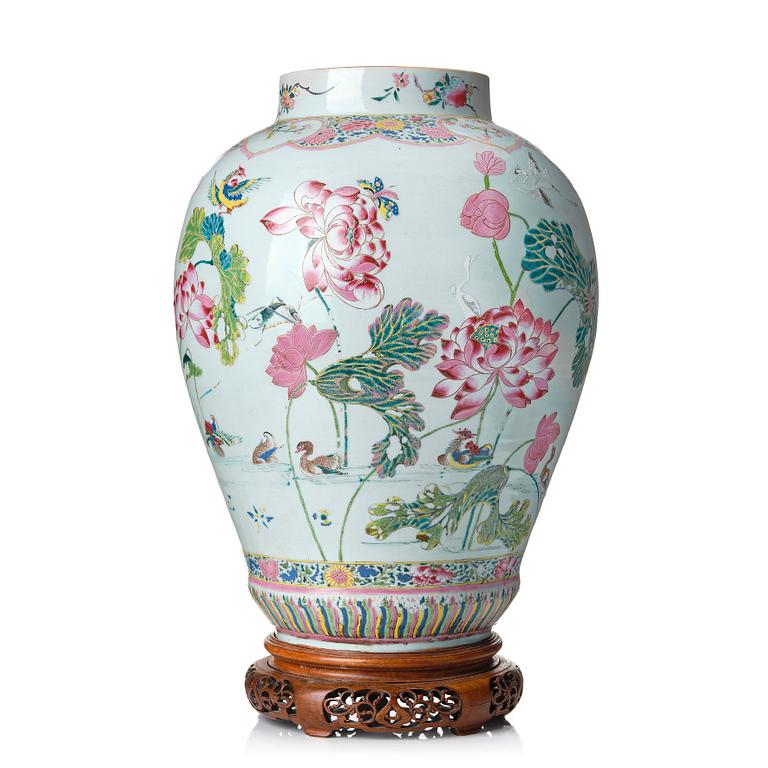 A large famille rose jar, Qing dynasty, Qianlong (1736-95).