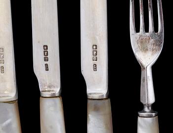 FRUKTBESTICK, 24 st, i schatull, silver och pärlemorskaft, Allen & Darwin, Sheffield England 1917.