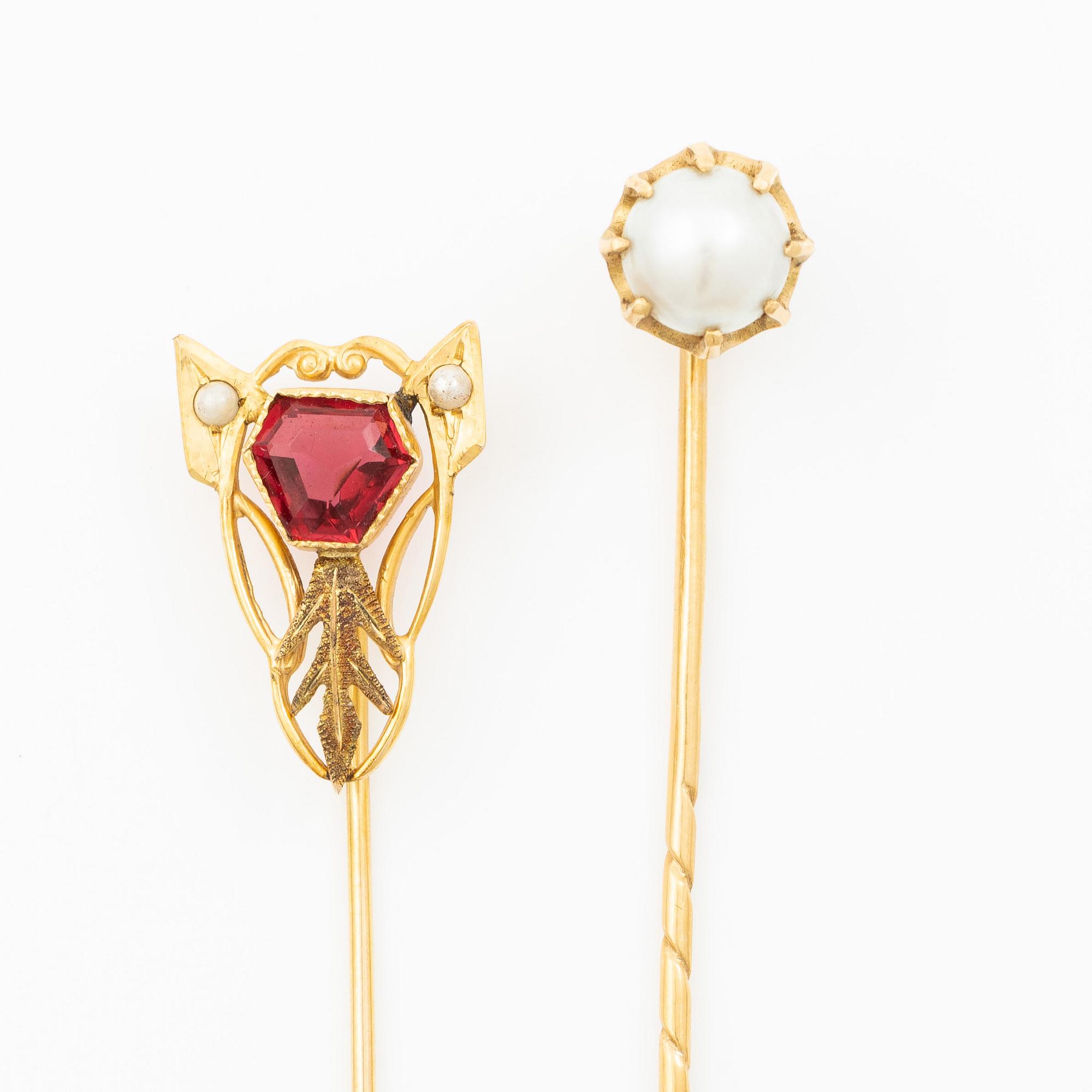 Shirt buttons, a pair and two cravat pins, 18K gold, with synthetic red stone and pearl.