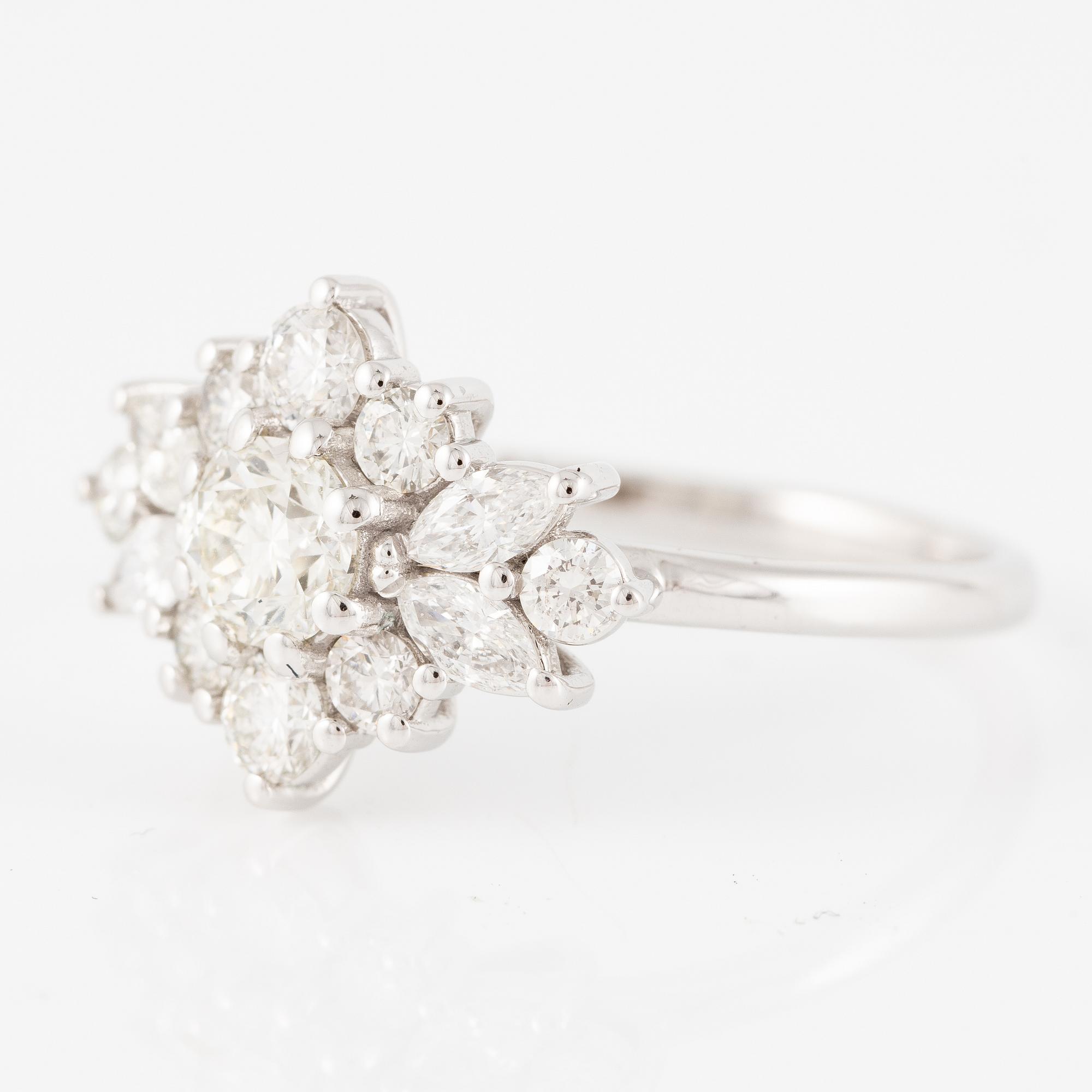 Ring 14K vitguld med briljantslipade diamanter.