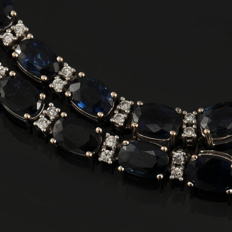 ARMLÄNK, 18k vitguld med 22 fasettslipde blå safirer samt 44 briljantslipade diamanter, 1900-talets slut. Vikt 14 g.