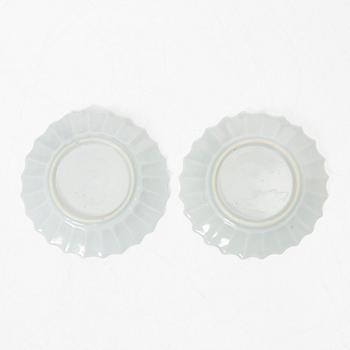 Koppar med fat, ett par, porslin, Kina, Qingdynastin, Kangxi (1662-1722).