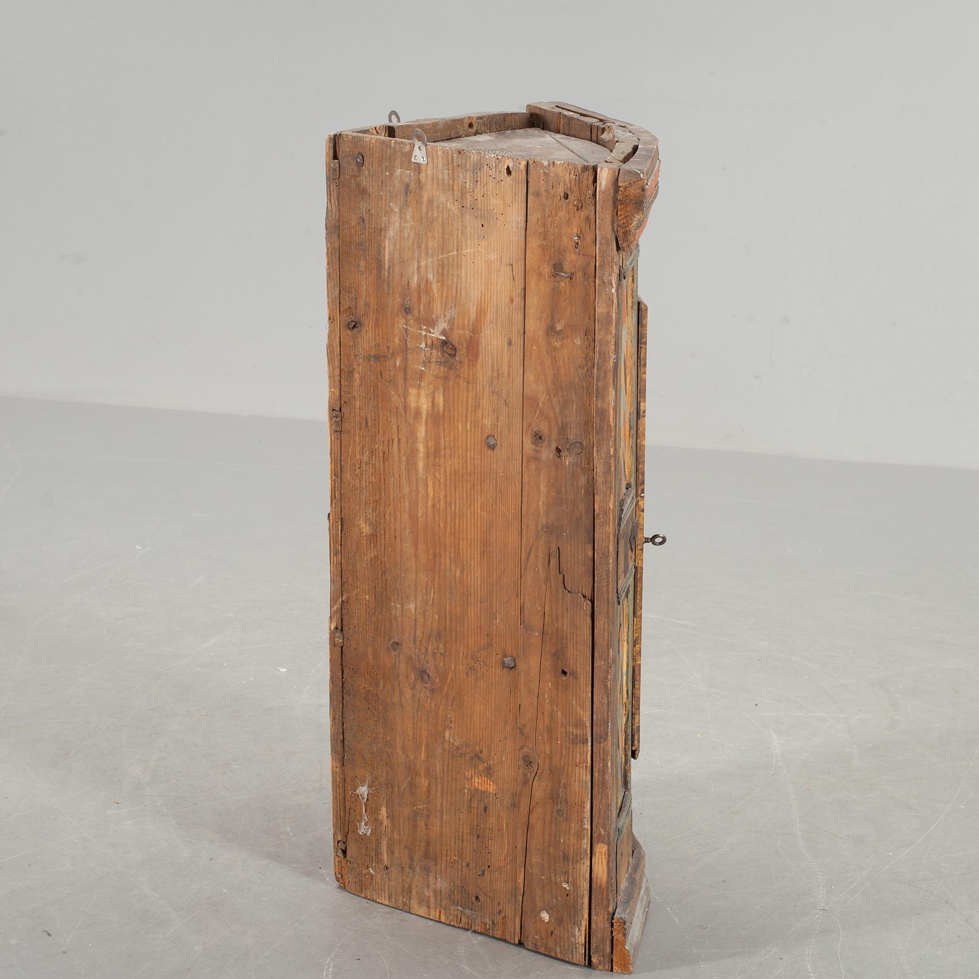HÖRNHÄNGSKÅP, 17/1800-tal, daterat.