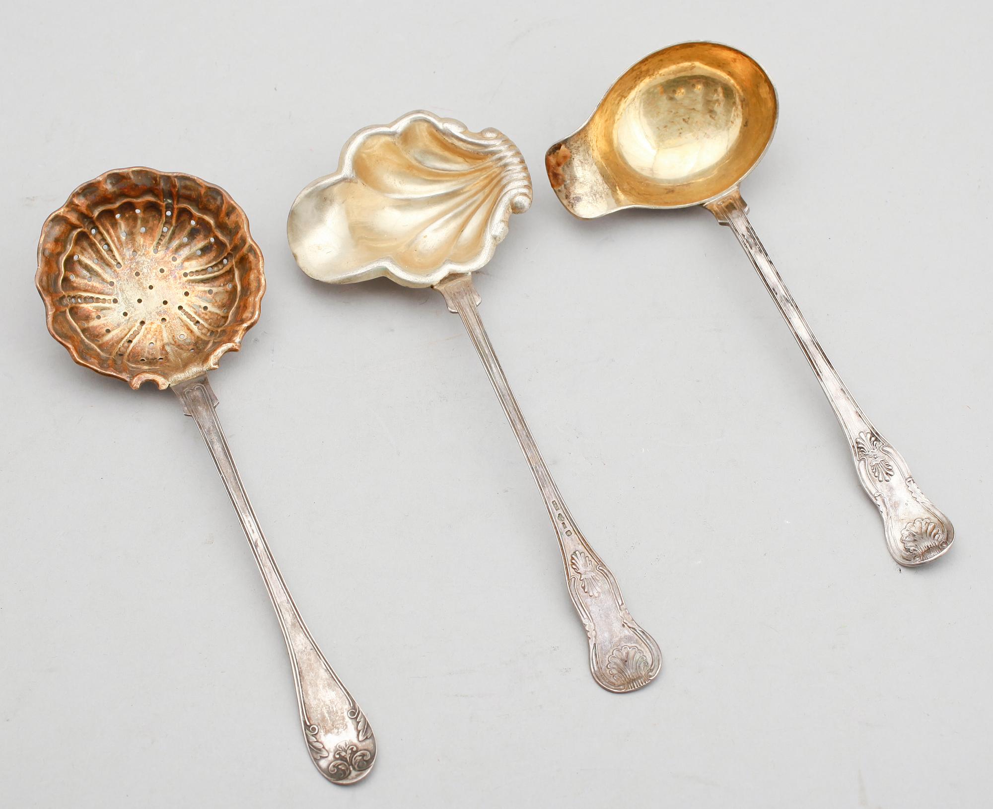 SÅSSLEVAR, 2 st samt STRÖSKED, silver, svenska stämplar, 1800-tal.  Vikt ca 148 g.