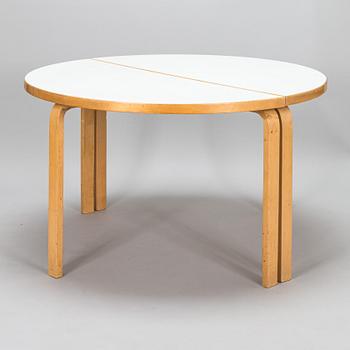 Alvar Aalto, pöytiä, 2 kpl, malli 95, Artek, 1970-luvun alku.