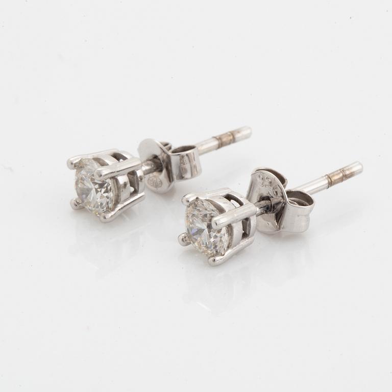 Brilliant-cut diamond stud earrings, total 0,60 ct, with GIA dossier.