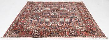 Rug, semi-antique Bakhtiari, approx. 308 x 212 cm.