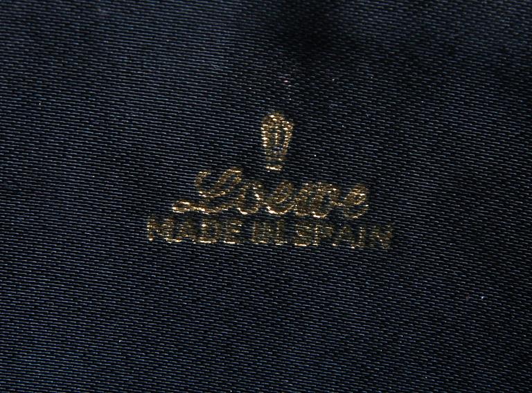VÄSKOR, 2 st, skinn o textil, bl.a. Loewe.
