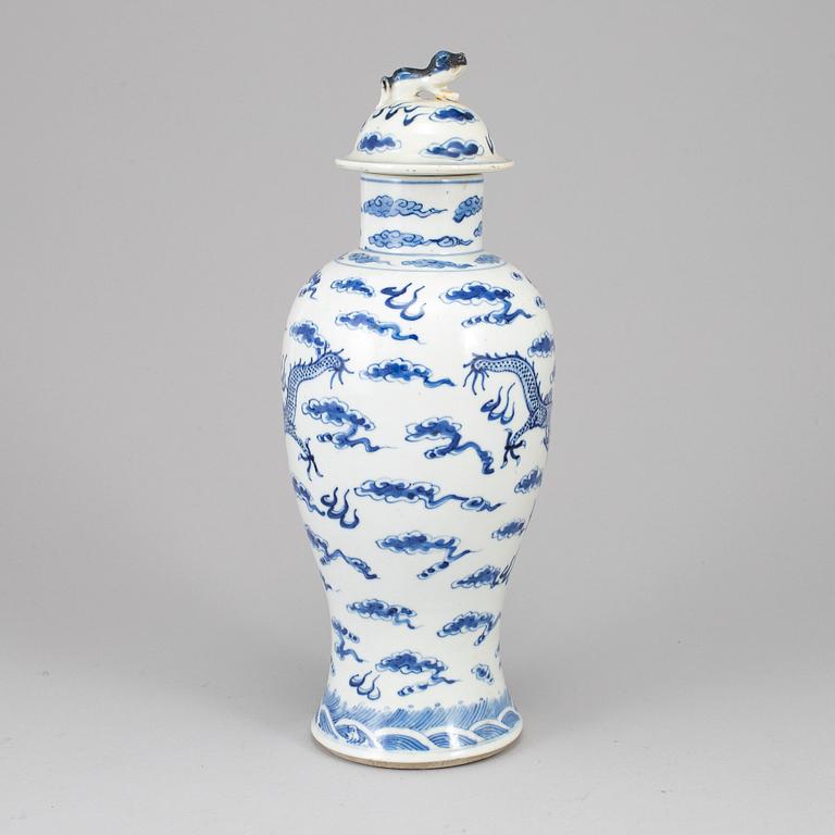 A blue and white porcelain vase with cover, Qing dynasty, late 19th century.