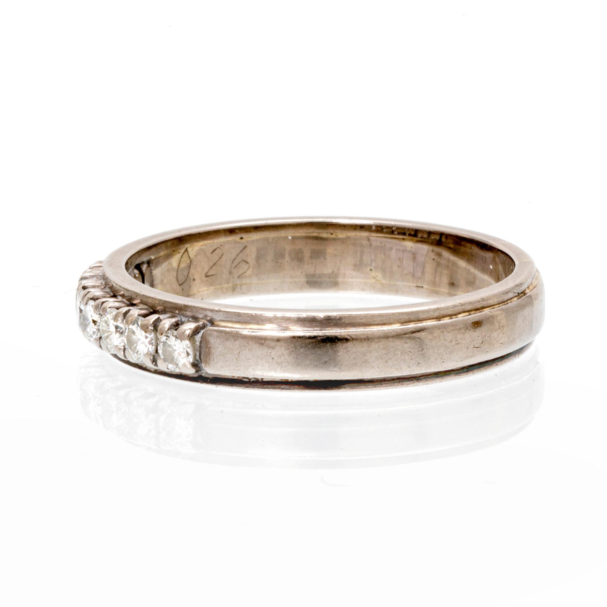 An 18K white gold ring with brilliant cut diamonds.