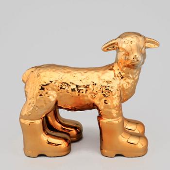 WILLIAM SWEETLOVE, "Cloned porcelain lamb with boots", keramik, sign o numr 72/100.