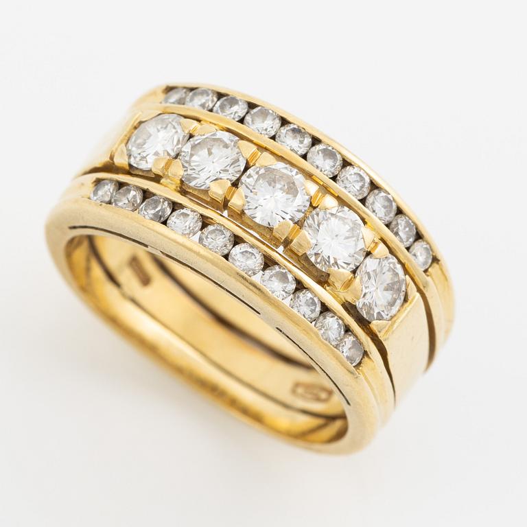 Ring 18K guld med runda briljantslipade diamanter.