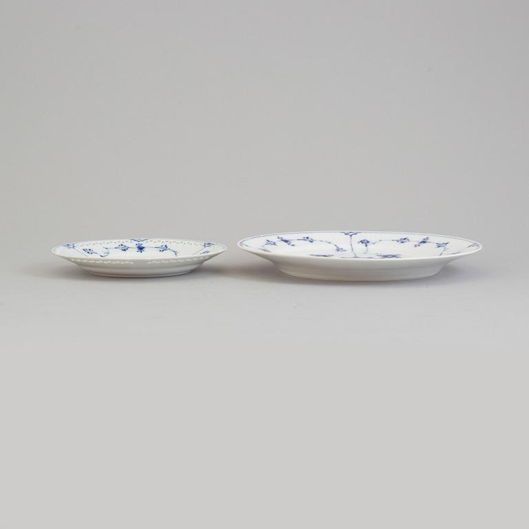 A part tea and coffee porcelain service, 'Musselmalet', Royal Copenhagen and Bing & Gröndal, 20th century (23 pieces).