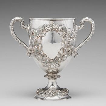 195. An English 19th century parcel-gilt silver cup, mark of Robert Hennell, London 1863.