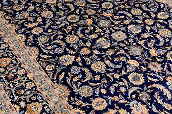 A CARPET, Kashan, ca 372 x 261 cm.