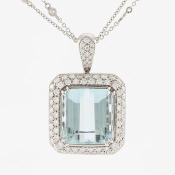 Hänge med kedja 18K vitguld med en trappslipad akvamarin och runda briljantslipade diamanter.